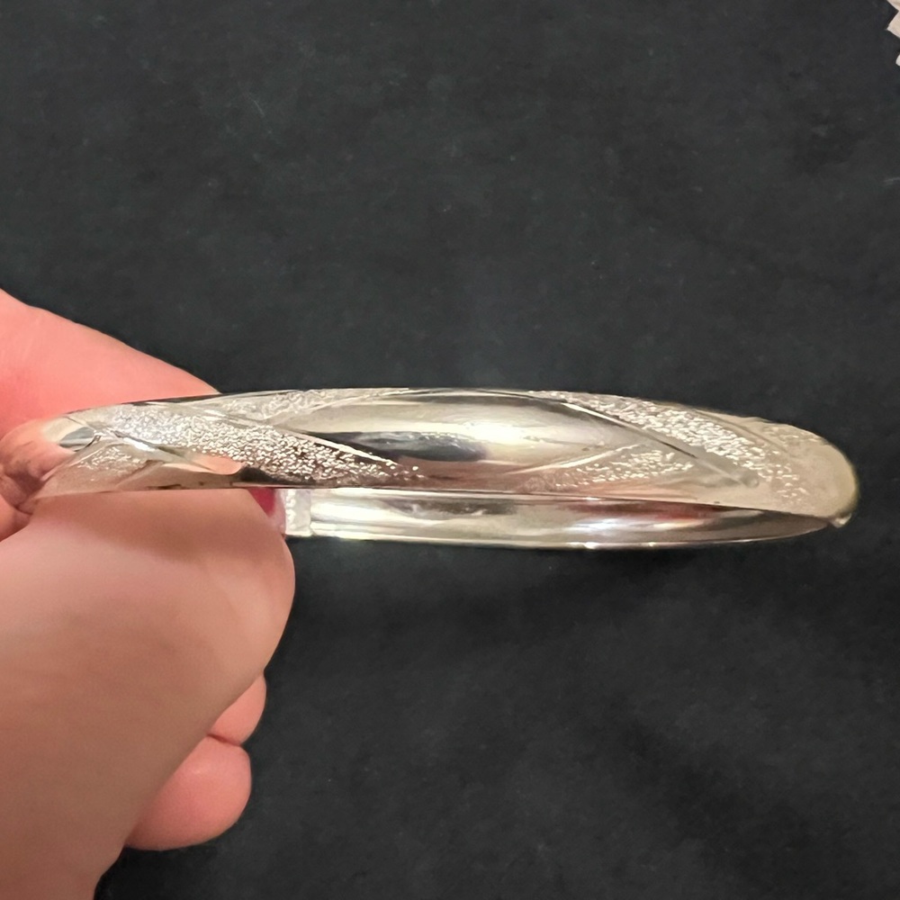 Silver bangle - Picture 2 of 11